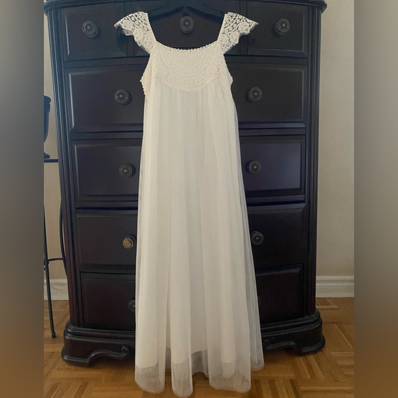 Beautiful white fancy dress. Delicate sequin and tool. Floor length. - Picture 2 of 7